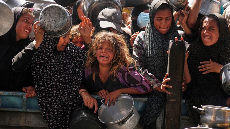 Palestinci se snaží získat darované jídlo v komunitní kuchyni v Khan Younis. Pic: Ap