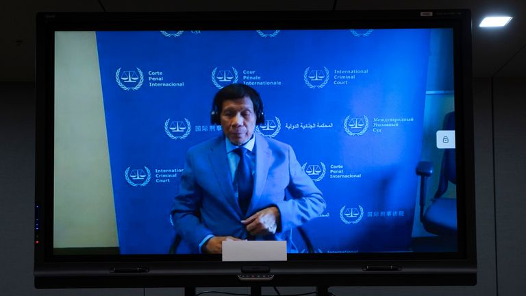 Bývalý filipínský prezident Rodrigo Duterte je vidět na obrazovce v soudní síni Mezinárodního trestního soudu (ICC) v Haagu v Nizozemsku v pátek 14. března 2025. (AP Photo/Peter Dejong, Pool)