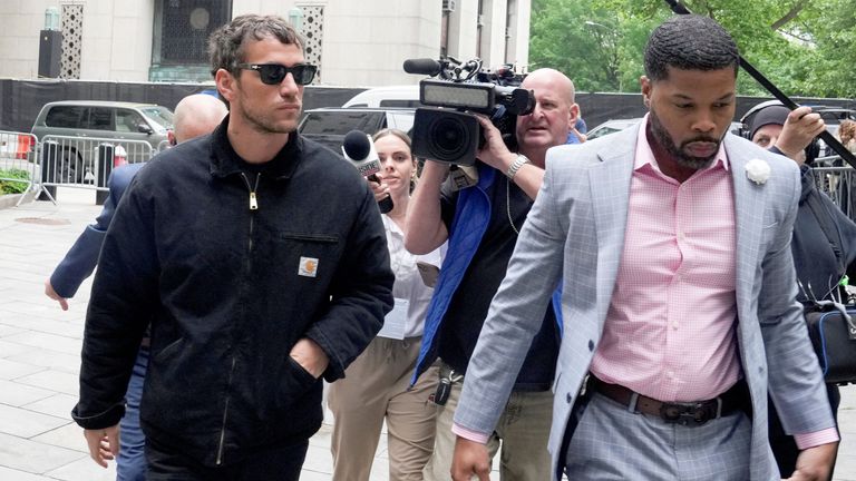 Alex Fine, manžel Casandry "Cassie" Ventura, chodí do federálního soudu pro Sean "Diddy" Combs 'Sexuální obchodování s lidmi a vydírání soudu pro spiknutí u US Court na Manhattanu v New Yorku, USA, 16. května 2025. Reuters/David' Dee 'Delgado
