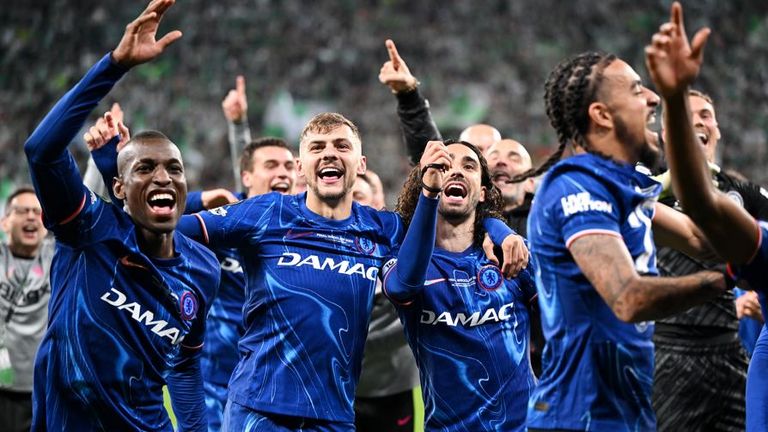 Chelsea's Kiernan Dewsbury-Hall (centrum) a Marc Cucurella (středová pravá) slaví po vítězství klubu. Pic: Pa.