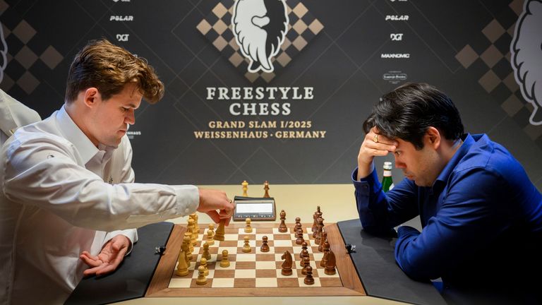 7. února 2025, Schleswig-Holstein, Wangels: Magnus Carlsen (LR), Světové číslo jedna v žebříčku Světové šachové federace a Hikaru Nakamura, světové číslo tři v žebříčku Světové šachové federace v žebříčku World Chess Federation, v žebříčku World Chess Federation, v žebříčku Světové šachové žebříčku, v žebříčku Worksenhaus v žebříčku Worksens ve Wangels. Foto: Gregor Fischer/Picture-Alliance/DPA/AP Images