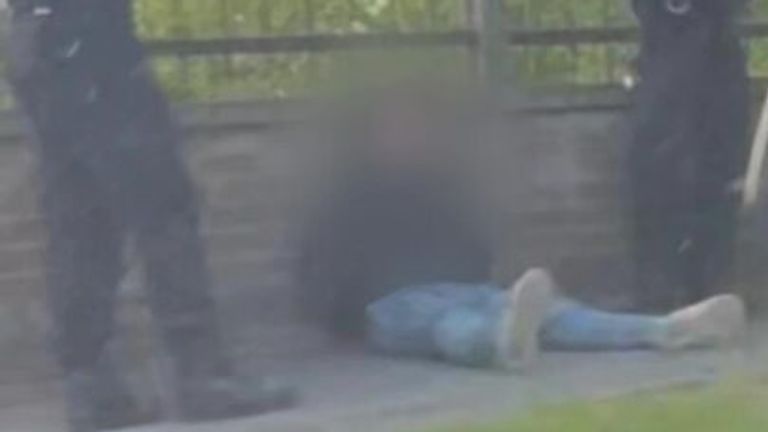Místní obyvatelé řekli Sky News, který byl v operaci zadržen několik lidí, a policie potvrdila, že byl zatčen 29 let.