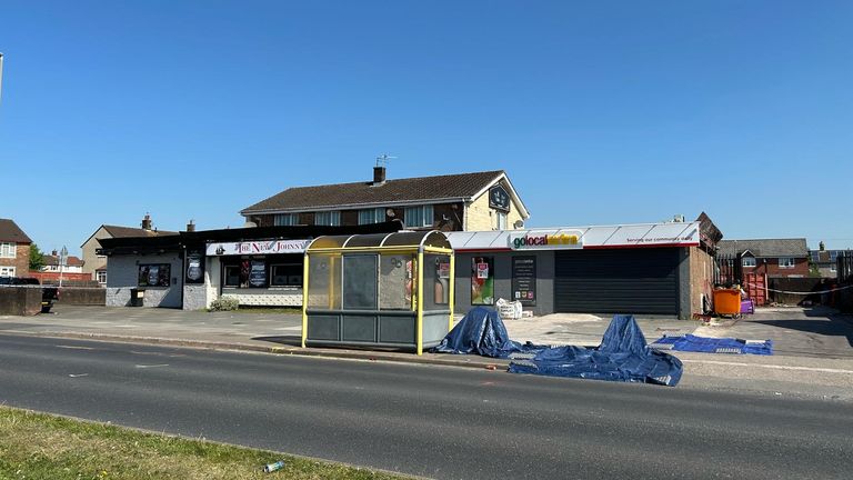 Uvnitř kordonu v Kirkby, Merseyside