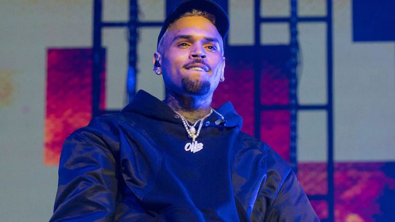 Chris Brown vystupuje během narozeninové oslavy Lil Baby na State Farm Arena v Atlantě v prosinci 2022. Obrázek: Paul R Giunta/Invision/AP