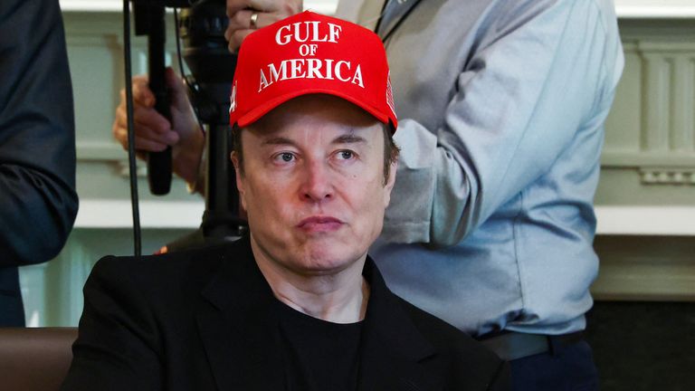 Generální ředitel společnosti Tesla Elon Musk se účastní schůzky kabinetu, který pořádal americký prezident Donald Trump v Bílém domě ve Washingtonu, DC, USA, 30. dubna 2025. Reuters/Evelyn Hockstein TPX Images dne