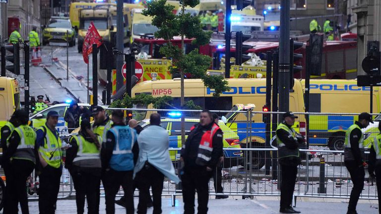Policejní a pohotovostní personál se zabývá incidentem poblíž budovy jater během vítězů Premier League Parade v Anglii Liverpoolu v pondělí 26. května 2025. (AP Photo/Jon Super)