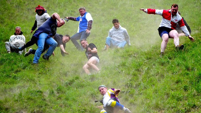 Účastníci se účastní každoročního válcování sýra na kopci Cooper's Hill v Brockworth v Gloucestershire.   Pic: Pa
