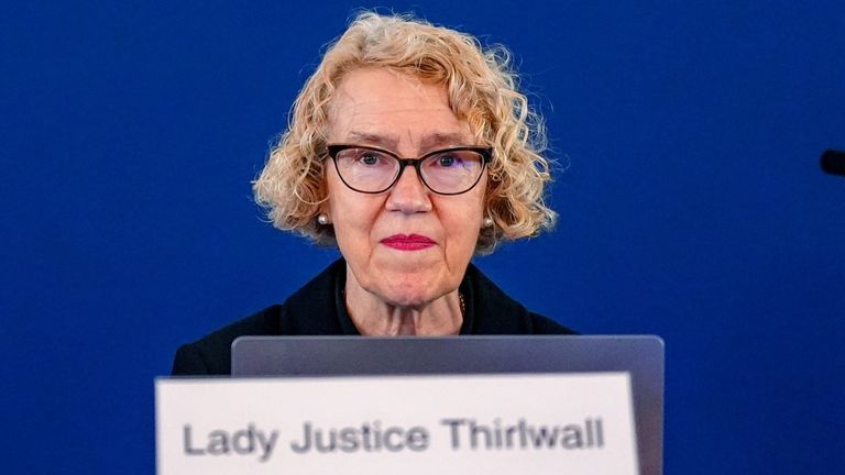 Předsedkyně dotazovací dámy Justice Thirlwall na radnici Liverpool, před slyšeními vražd a pokusila se o vraždy dětí sestrou Lucy Letbyho. Šetření prozkoumá, jak sestra byla schopna zavraždit děti na novorozenecké jednotce hraběnky z nemocnice Chester Hospital. Letby byla usvědčena z vražd sedmi dětí a pokusy o vraždu sedmi dalších, se dvěma pokusy na jedno dítě, když pracovala na novorozenecké jednotce v nemocnici od června 2015 do června 2016. Letby je servi
