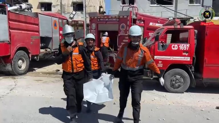 Záchranáři odstraňují dětská těla z trosky. Pic: Palestinská civilní obrana