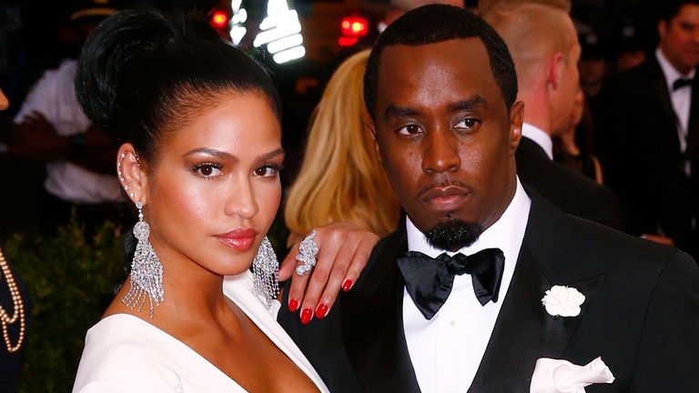 Hudebník Sean Coombs a Cassie Ventura dorazí do Metropolitního muzea uměleckého kostýmního institutu Gala 2015 oslavující otevření otevření "Čína: Prostřednictvím vyhlížejícího skla," Na Manhattanu v New Yorku 4. května 2015. Reuters/Lucas Jackson