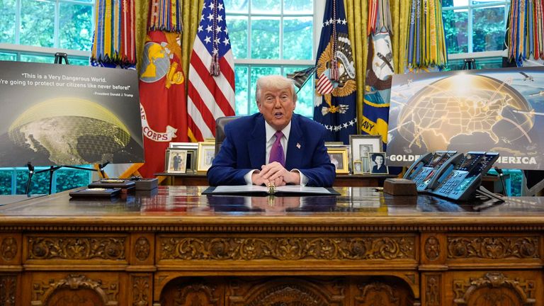 Prezident Donald Trump hovoří v oválné kanceláři Bílého domu, úterý 20. května 2025 ve Washingtonu. (AP Photo/Alex Brandon)
