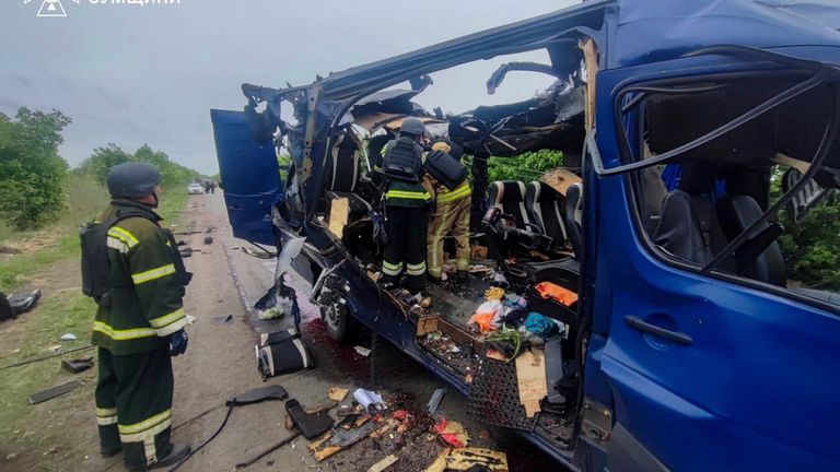 Fotografie ukazují foukaný autobus po ruském útoku v Sumy. Obrázek: Ukrajinská pohotovostní služba