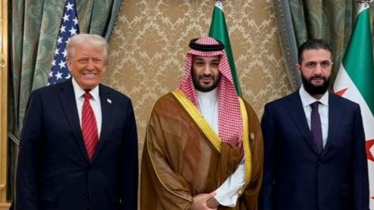 Trump, bin Salman a prezident Sýrie Ahmad Al Sharaa. .PIP Saúdská tisková agentura