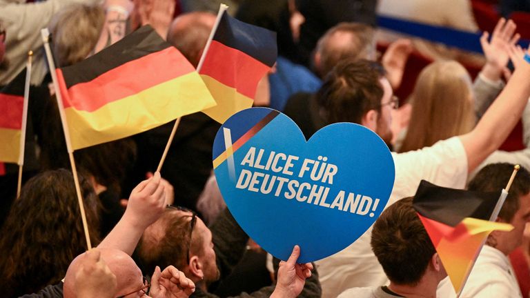 Lidé se účastní volební kampaně alternativy pro Německo (AFD) v Heidenheimu. Pic: Reuters