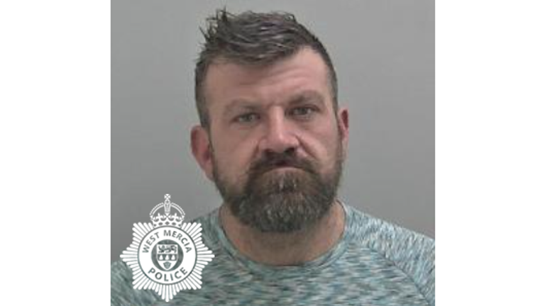 Obsahoval obrázek Craiga Nunna, 40, Sandy Lane ve Stourport, který byl uvězněn na 14 let ve Worcesteru CC dne 16. května 2025 za smrt nebezpečným řízením 3týdenního starého dítěte 26. října 2024 na A451. Pic: West Mercia Police