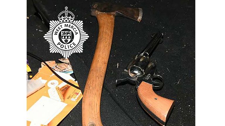 V autě Craiga Nunna byly nalezeny zbraně včetně imitační pistole A sekera.  Pic: West Mercia Police/PA