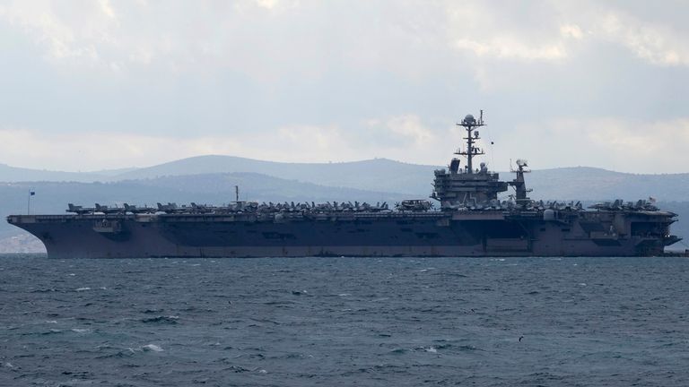 Soubor - Aircraft Carrier USS Harry S. Truman je ukotven poblíž Split, Chorvatsko, 14. února 2022. (AP Photo/Darko Bandic, File)
