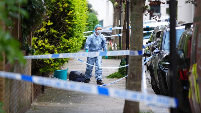 Forenzní důstojník je vidět v Kentish Town v severním Londýně. Policie vyšetřuje oheň v domě sira Keira Starmera v severním Londýně. Datum obrázku: pondělí 12. května 2025.