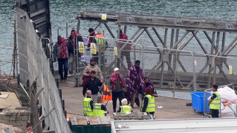 Skupina lidí, kteří se domnívali, že jsou migranti, jsou přivedeny do Doveru, Kent, z nádoby na hraniční sílu po malém incidentu lodi v kanálu. Datum obrázku: Středa 21. května 2025. Typ mimu: Obrázek/JPEG Šířka: 1664 Výška: 1112 Držitel autorských práv: Gareth Fuller/PA Wire Copyright Oznámení: © 2025 PA Media, všechna práva vyhrazena obrázek:
