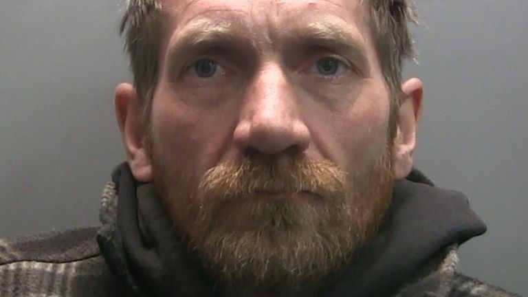 Nedatovaná letáková fotografie vydaná policií Northumbria z Daniela Grahama. 39letý Daniel Graham byl shledán vinným u Newcastle Crown Court spolu s mechanikem Adamem Carruthersem, 32, trestního poškození po vystřelení stromu mezery v Sycamore - v hodnotě 622 000 GBP a 1 114 GBP poškození Hadrianovy zdi. Oba obžalovaní budou odsouzeni 15. července. Datum: Pátek 9. května 2025.