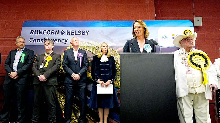 Sarah Pochin přednesla řeč poté, co získala své křeslo ve volebním volbách Runcorn a Helsby.  Pic: Pa