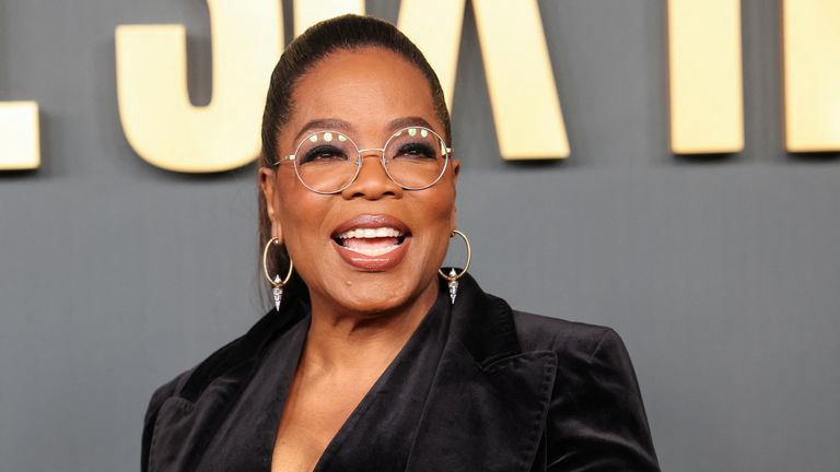 Obsazený člen Oprah Winfrey se účastní premiéry filmu "Šest trojnásobných osmi"v egyptském divadle Hollywood v Los Angeles v Kalifornii, USA, 3. prosince 2024. Reuters/Mario Anzuoni