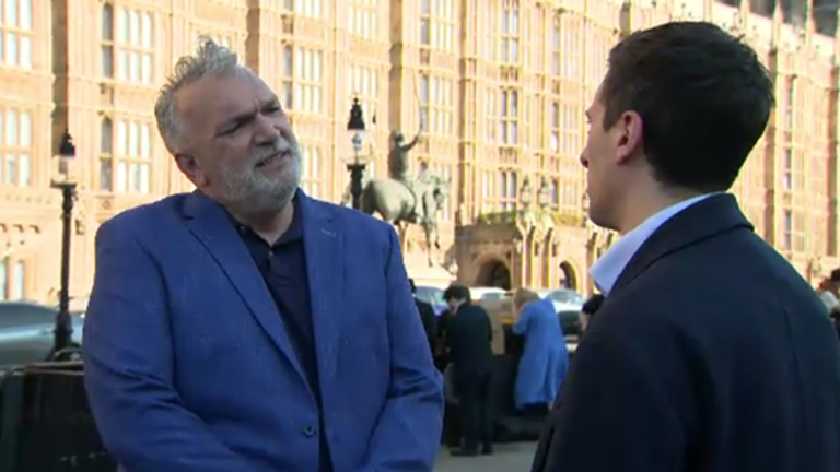 Neil Ruddock hovoří s Sky's Rob Harris před parlamentem