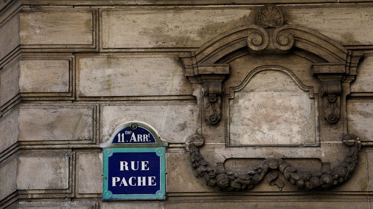 Úterní incident se stal v Rue Pache v Paříži. Pic: Reuters