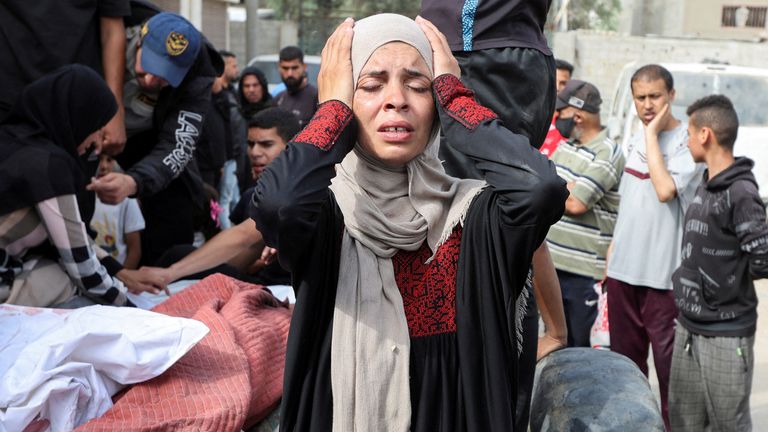 Žena reaguje během pohřbu Palestinců zabitých v izraelských úderech, v nemocnici Al-Aqsa Martyrs Hospital, v Deir al-Balah v Strip Central Gaza, 18. května 2025. Reuters/Ramadan Abed TPX obrazy dne