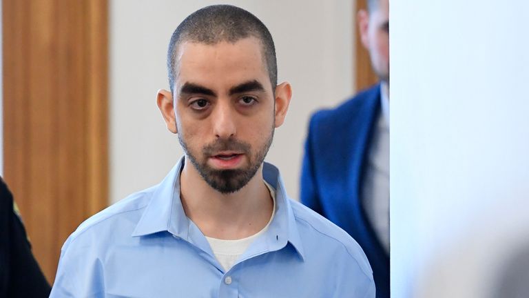 Hadi Matar, vpravo, obviněn z těžce zranění autora Salmana Rushdieho při útoku na nože 2022, je veden k krajskému soudu v Mayville v Mayville, NY, pondělí 10. února 2025. (AP Photo/Adrian Kraus)