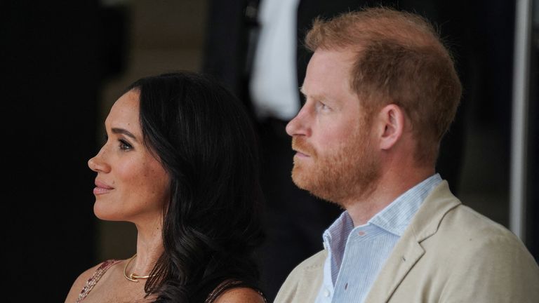 Britský princ Harry sedí se svou manželkou Meghan, vévodkyní ze Sussexu, když se setkávají s viceprezidentkou Kolumbie Francia Marquez (na obrázku), v Bogotě v Kolumbii 15. srpna 2024. Reuters/Nathalia Angarita.