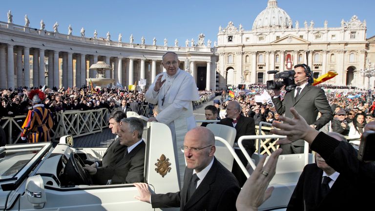 Papež Francis má vlny, když dorazí na náměstí svatého Petra za jeho inaugurační mši ve Vatikánu, 19. března 2013. Papež František slaví v úterý svou inaugurační mši mezi politickými a náboženskými vůdci z celého světa a uprostřed vlny naděje na obnovení skandálně naloženého římského katolického církve. Reuters/Remo Casilli 