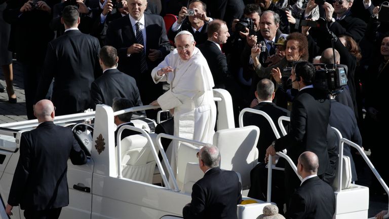 Francis ve svém přeměněném džípu během jeho inaugurační mše v roce 2013. Obrázek: AP