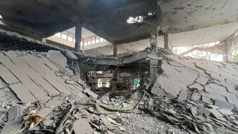 Poškozená část mešity poté, co byla zasažena indickým stávkem, v Muridke poblíž Lahore v Pákistánu.  Pic: Reuters