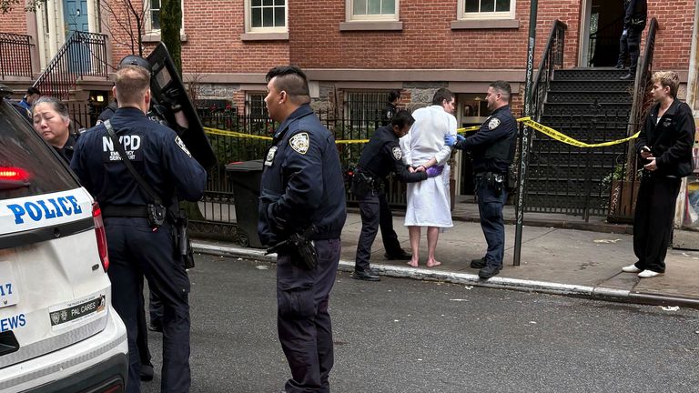 Policejní důstojníci v New Yorku zatkli John Woeltz, pátek 23. května 2025, v New Yorku, který byl obviněn z únosu, napadení a držení muže proti své vůli několik týdnů v luxusním městském domě na Manhattanu (AP Photo/Kava Gorna přes AP)