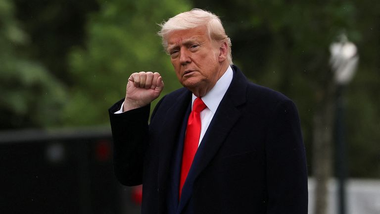 Americký prezident Donald Trump opouští Bílý dům, aby se zúčastnil jeho vlastního gala mincí Meme.  Pic: Reuters/Evelyn Hockstein