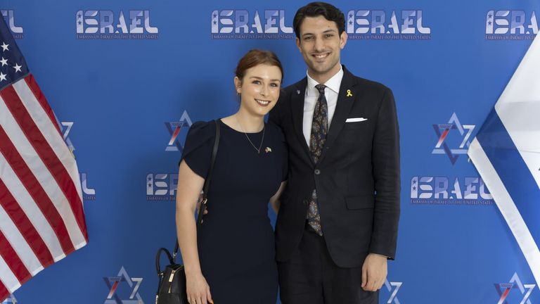 Izraelské velvyslanectví v USA sdílelo obraz dvou obětí střelby ve Washingtonu a pojmenoval je jako Yaron a Sarah.  @Israelinusa