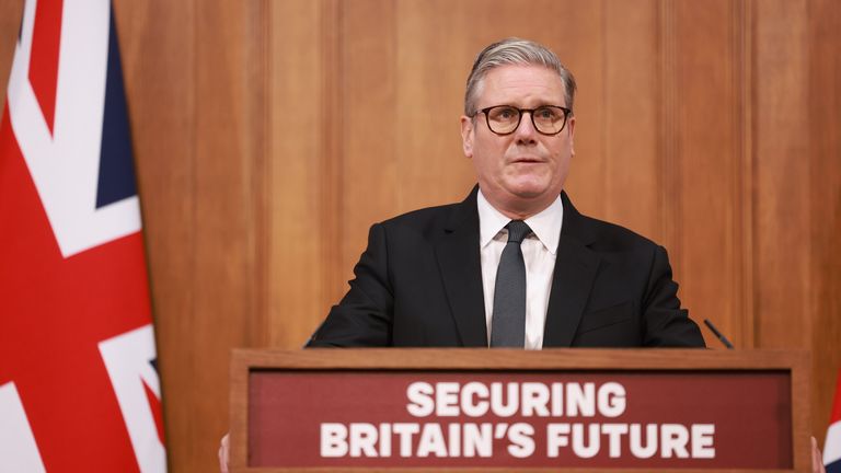Keir Starmer Během tiskové konference o imigrační bílé knize v briefingové místnosti Downing Street.  Pic: Pa