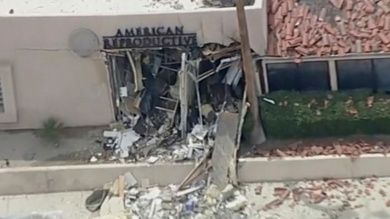 Trosky pokrývají zemi po explozi v sobotu 17. května 2025 v Palm Springs v Kalifornii (ABC7 Los Angeles přes AP)