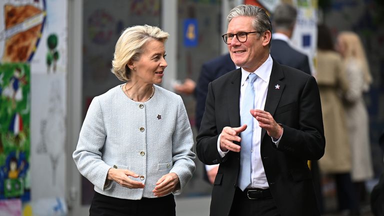 Předseda vlády Sir Keir Starmer s prezidentem Evropské komise Ursula von der Leyen před jejich bilaterálním zasedáním, když se účastní summitu Evropského politického společenství (EPC) v Tiraně v Albánii. Datum obrázku: pátek 16. května 2025. Leon Neal/PA Wire