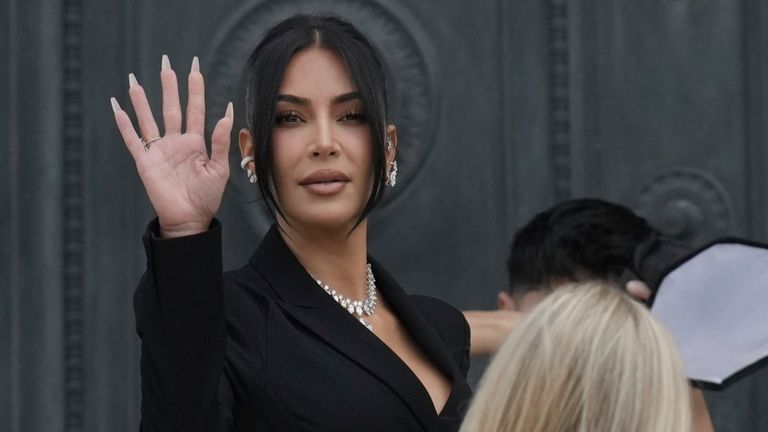 Kim Kardashian má vlny, když dorazí, aby svědčila o loupeži milionů dolarů v klenotech z jejího pařížského hotelového pokoje v roce 2016 v Paříži v úterý 13. května 2025. (AP Photo/Aurelien Morissard)