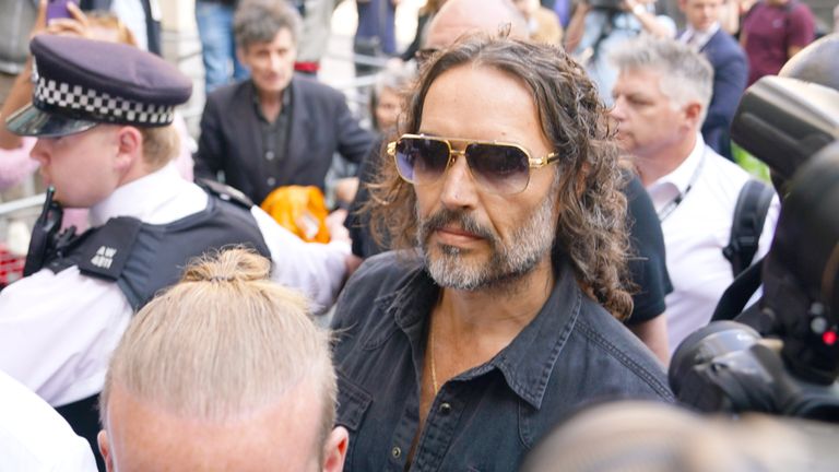 Russell Brand dorazí na soud Westminster Magistrates 'Court.  Pic: Pa