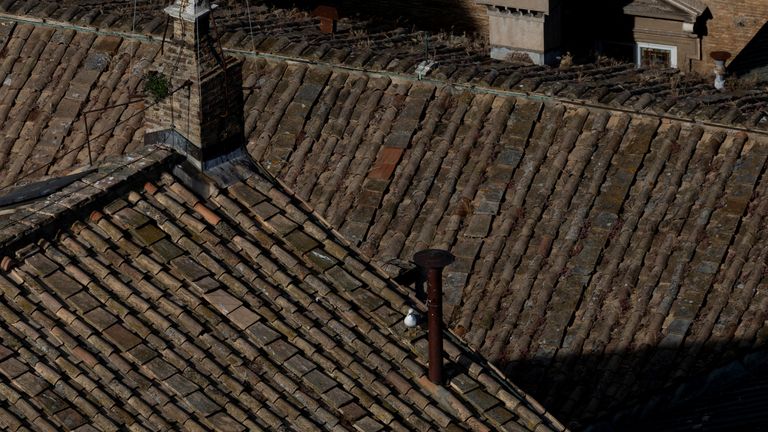 Malý komín bude mít od středy velkou práci. Pic: Reuters