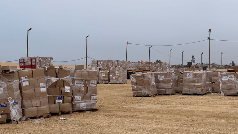 Krabice pomoci, která má být distribuována přes Rafah. Pic: Reuters.