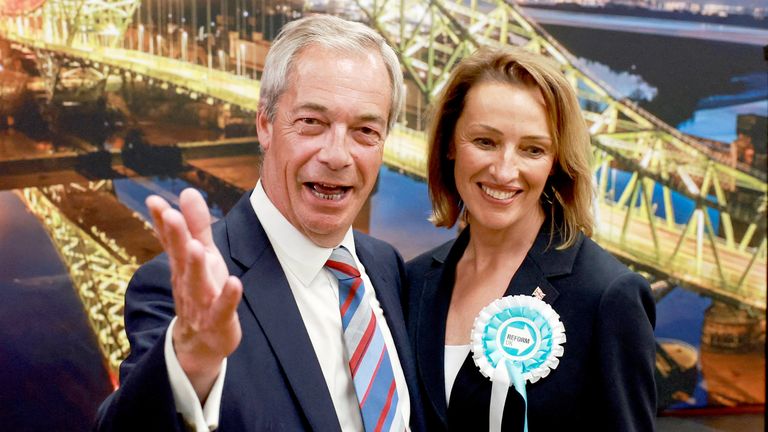 Nigel Farage a kandidát Sarah Pochin reagují, protože strana vyhrává výsledky Runcorn a Helsby na stadionu Halton v Widnes v Británii, 2. května 2025. Reuters/Phil Noble Tpx obrazy dne     