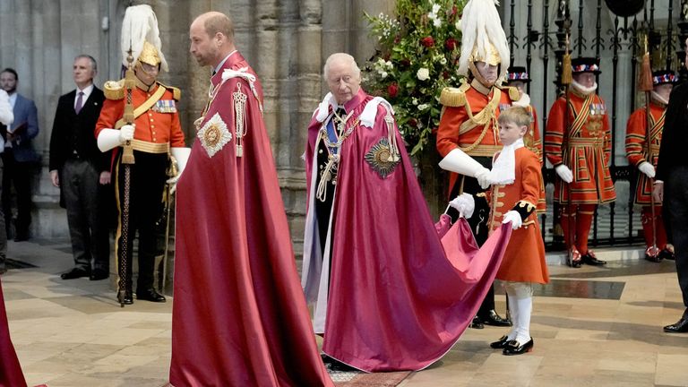 Princ z Walesu, velký mistr řádu, a král Charles, suverénní vedoucí nejúžasnějšího řádu vany, dorazí na službu pro přísahu a instalaci velkého mistra a rytířů Grand Cross, ve Westminsterském opatství.  Pic: Pa