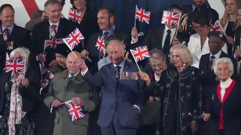 Král Charles III a Queen Camilla Wave Union Flags během koncertu oslavující 80. výročí VE Day, konané v historickém přehlídce koňských stráží v centru Londýna. Datum obrázku: Čtvrtek 8. května 2025. Jonathan Brady/PA Wire
