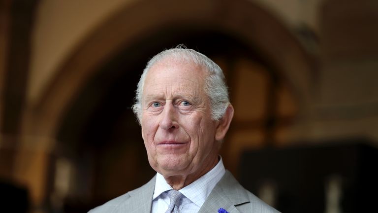 Král Charles IIII během návštěvy v galerii umění Cartwright Hall, umělecké galerie a komunitním kulturním prostoru v Bradfordu ve West Yorkshire, kde cestoval po galerii Davida Hockneyho, věnoval se životu a kariéře umělce narozeného v Bradfordu. Datum obrázku: Čtvrtek 15. května 2025.