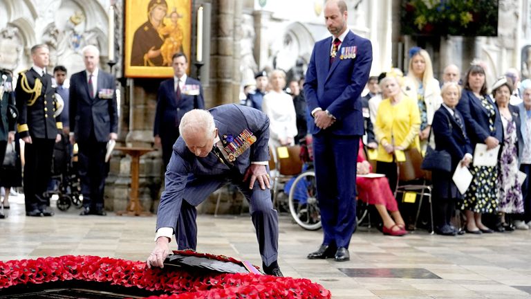 Král Charles položí věnec na hrob neznámého válečníka během služby díkůvzdání ve Westminsterském opatství v Londýně na 80. výročí VE Day. Datum obrázku: Čtvrtek 8. května 2025. Jordan Pettitt/Pool přes Reuters