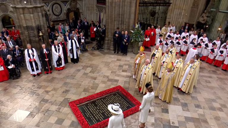 Král a královna vedou dvouminutové ticho ve Westminsterském opatství a po celé Velké Británii